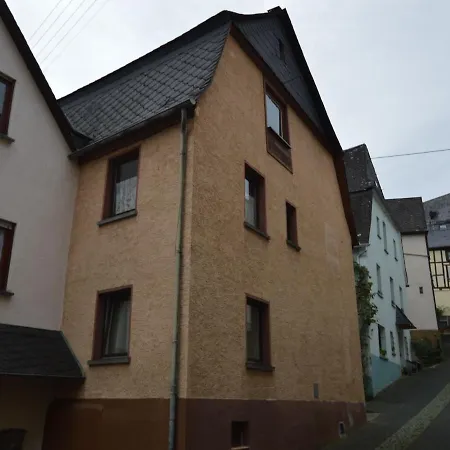 Сasa de vacaciones Comfortable House Directly By The Moselle, With Terrace And Private Parking